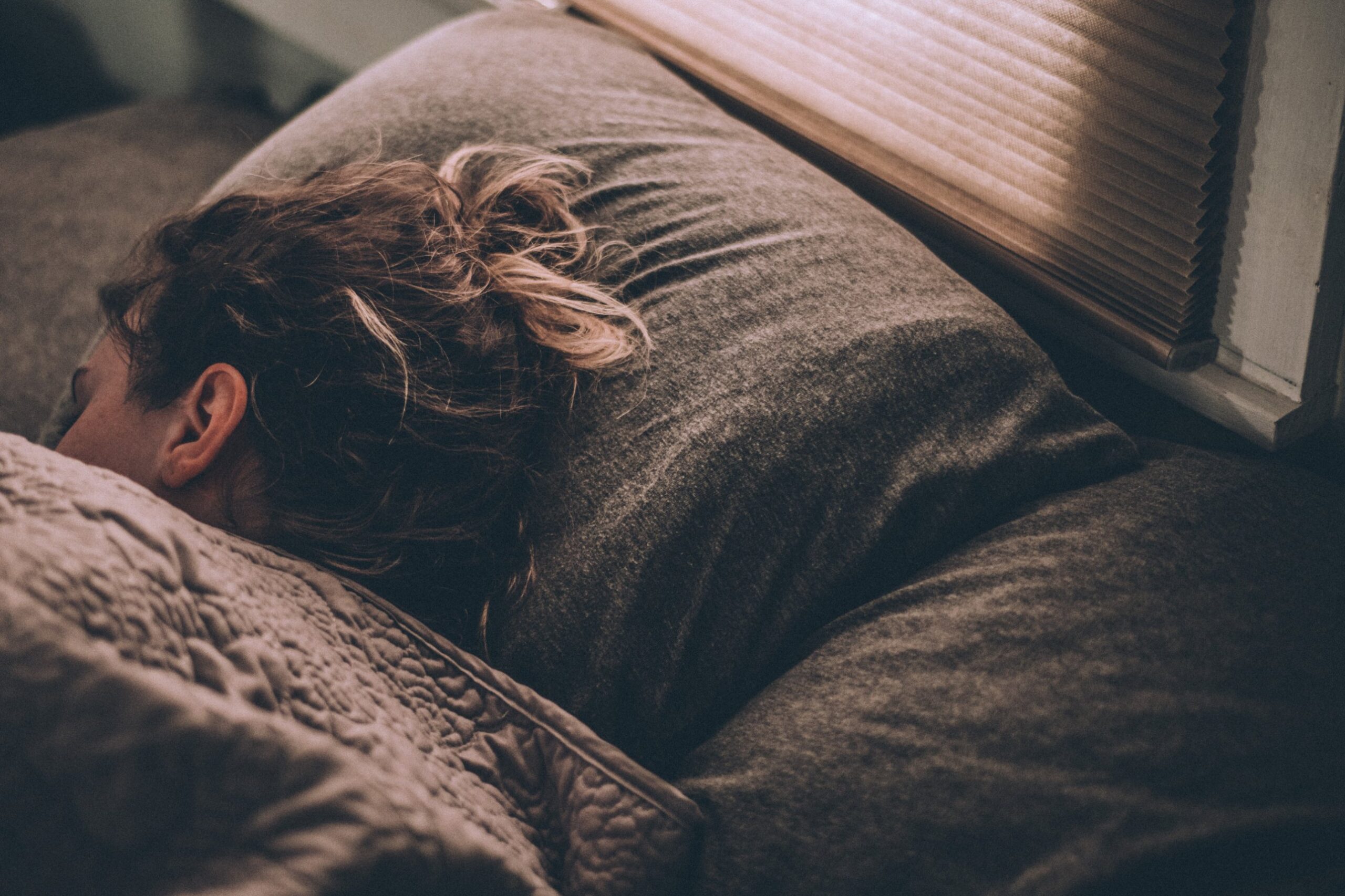 ぐっすり眠る女性